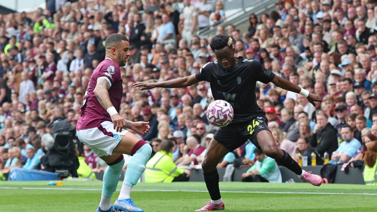 Sunderland được đánh giá cao hơn Burnley