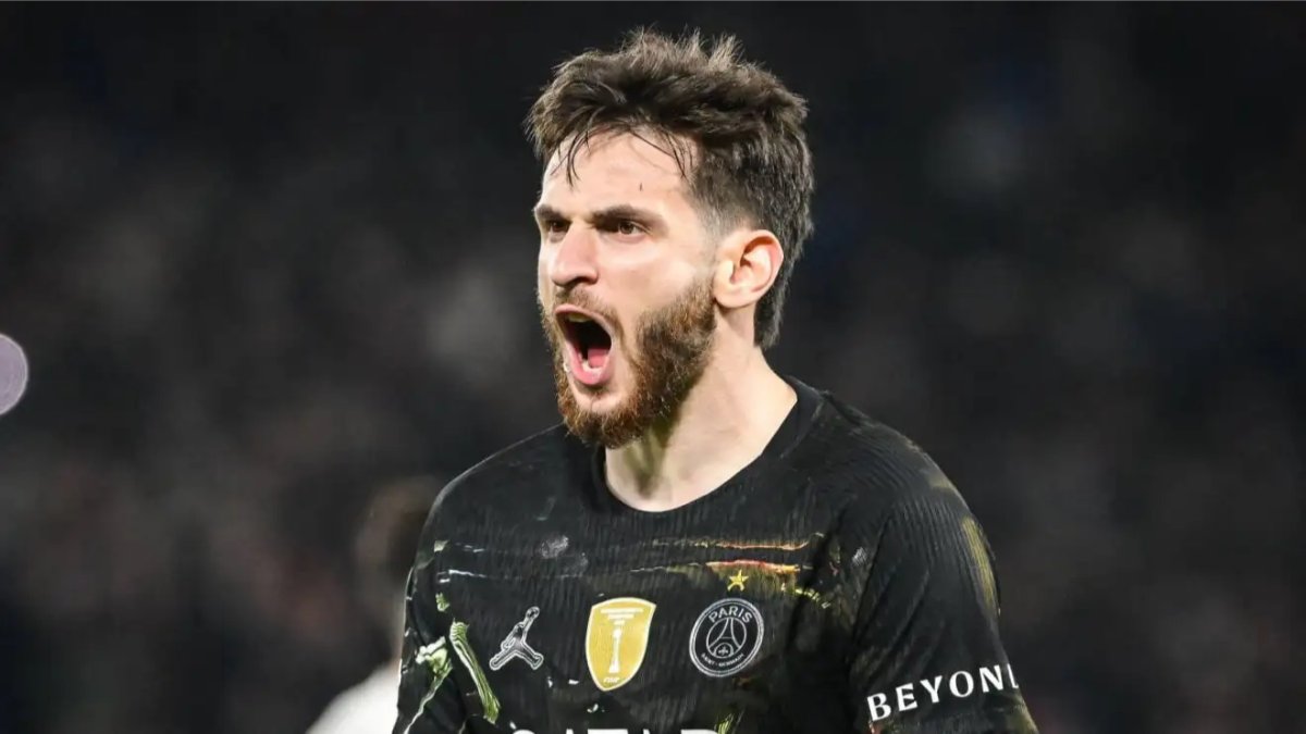 PSG bác tin bán Khvicha Kvaratskhelia