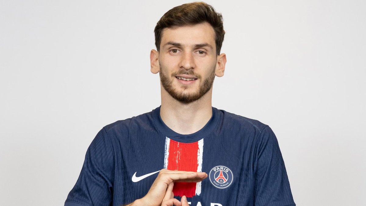 PSG có thể xem xét bán Kvaratskhelia