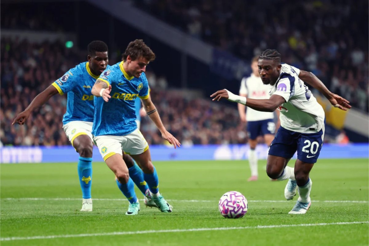 Wolves và Tottenham đều nằm trong nhóm cầm đèn đỏ