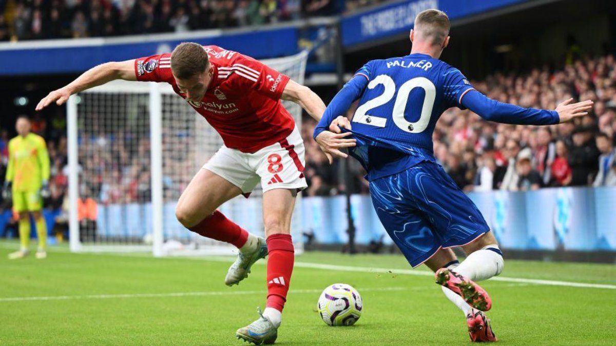 Chelsea gặp khó trước Nottingham