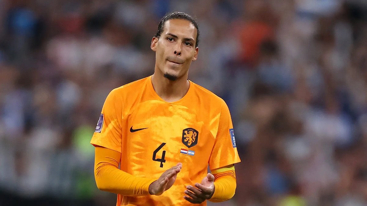 Virgil van Dijk truyền lửa cho đồng đội