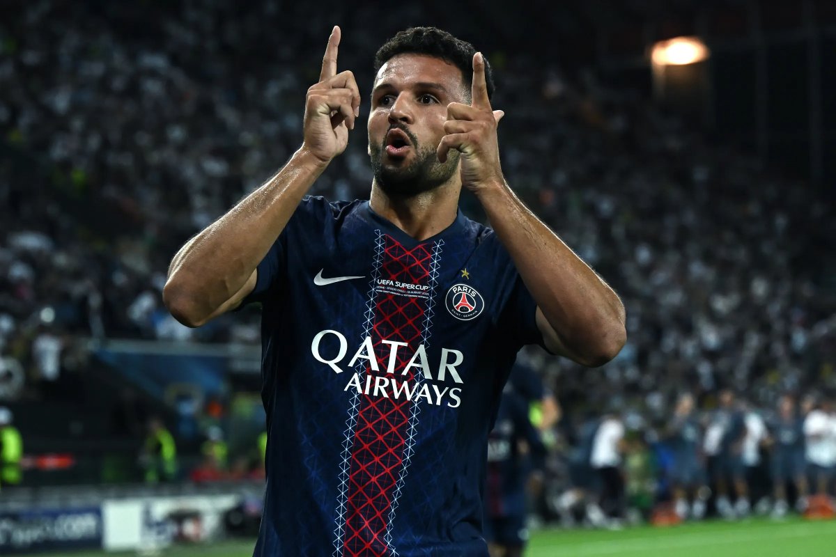 Barcelona muốn dùng Goncalo Ramos thay Lewandowski 