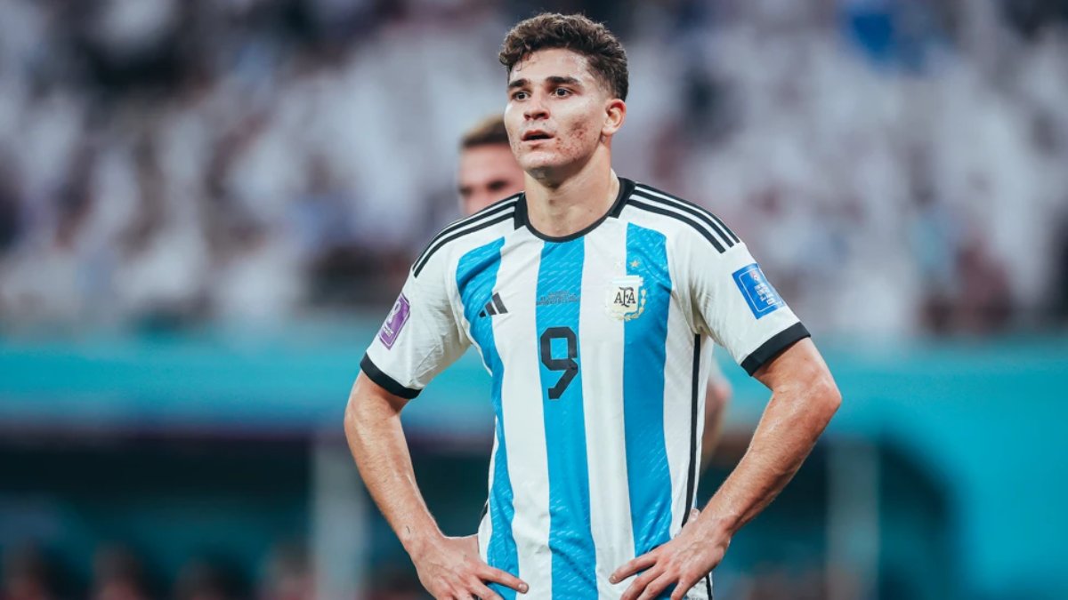 Alvarez cạnh tranh suất đá chính với Lautaro Martinez
